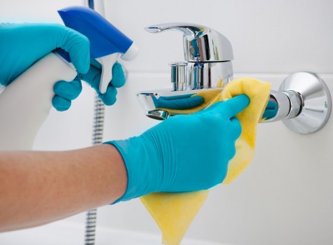 Carpets cleaner in Kentishtown preparing carpet care tools for a cleaning job